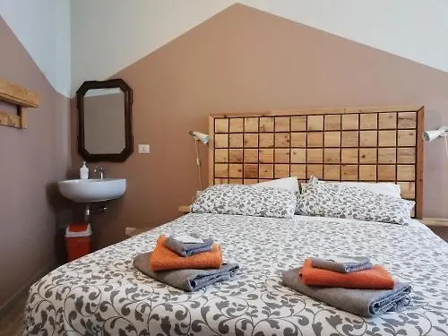 **  La Cordata Accommodation - Woodhouse Bike Hotel شْنيسيلّو بالسامو إيطاليا