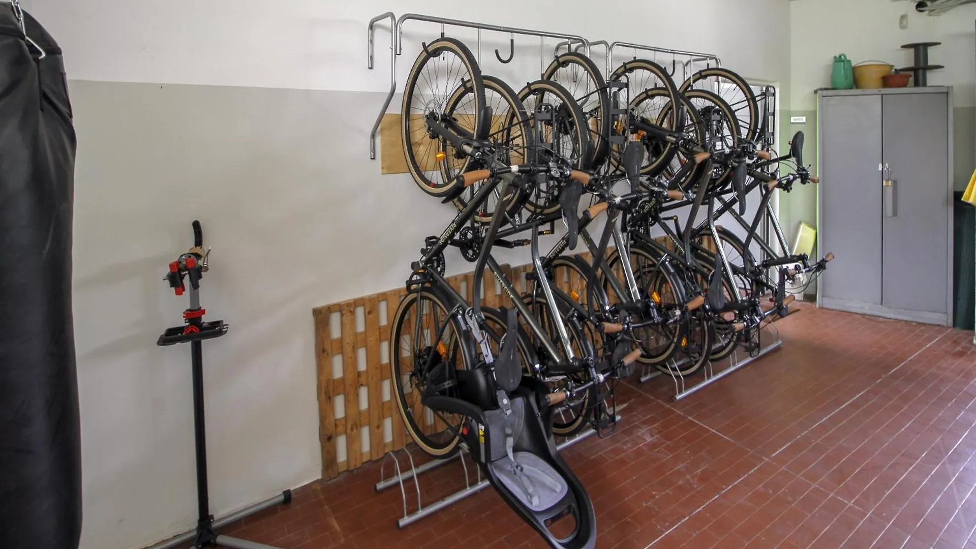 **  La Cordata Accommodation - Woodhouse Bike Hotel شْنيسيلّو بالسامو إيطاليا